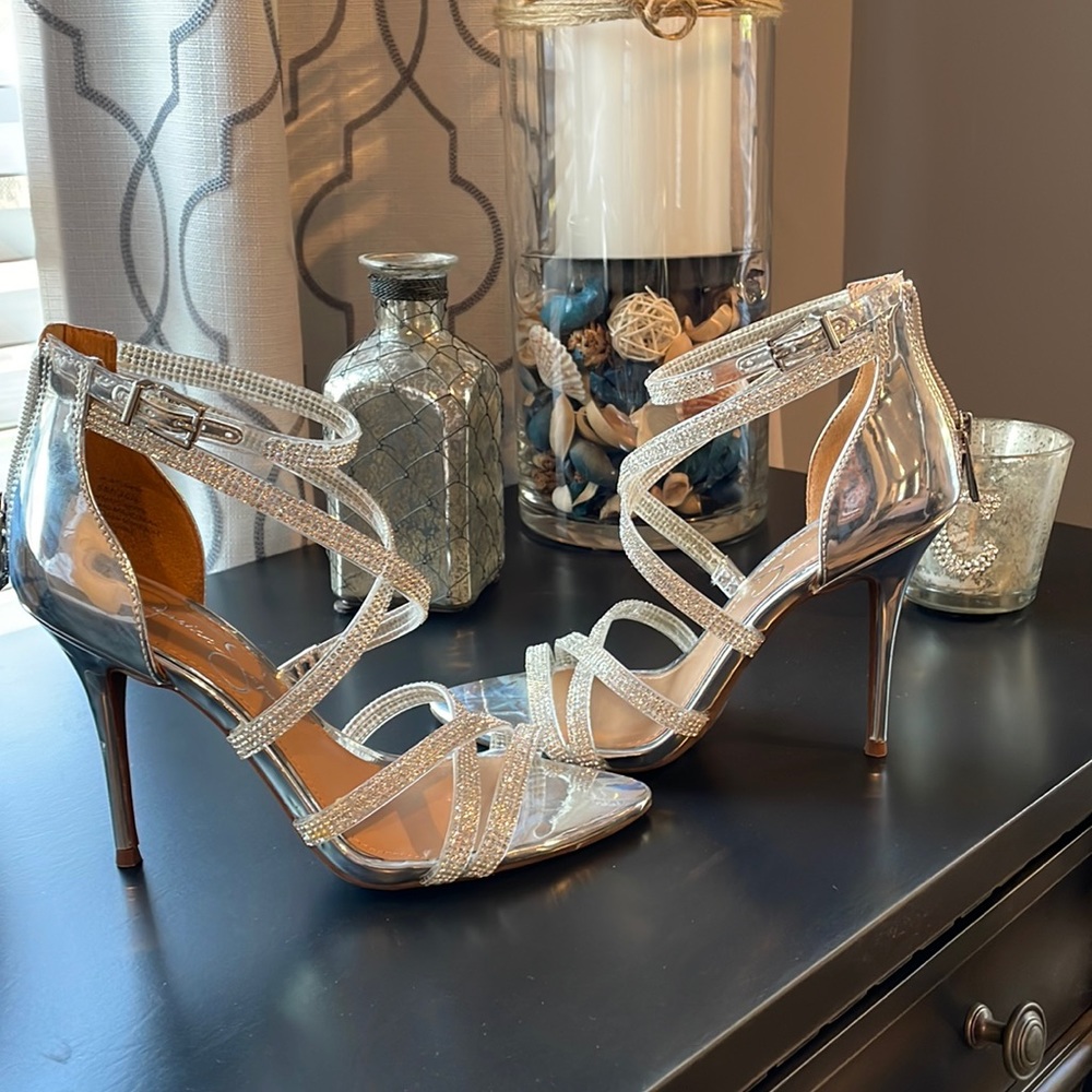 Jessica Simpson rhinestone evening shoes size 6 clear and silver